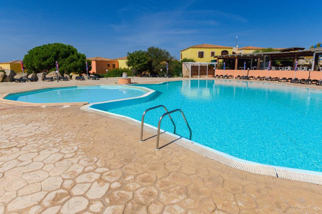 Piscina del Residence Mirice, ideale per vacanze in Sardegna